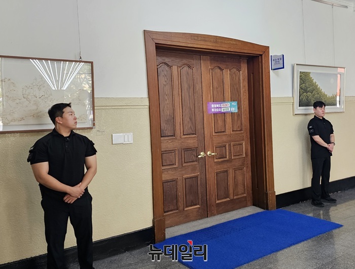 ▲ 충복도지사실 앞 청원경찰이 지키고있다.ⓒ이길표 기자