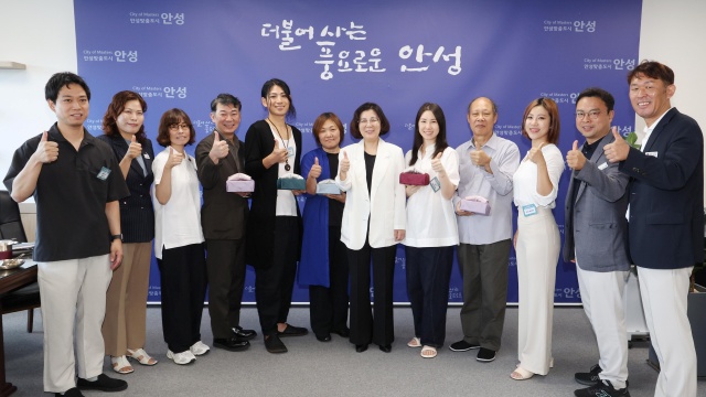 ▲ 해외 문화장인(공예가)과 기념촬영하는 김보라 안성시장ⓒ안성시 제공