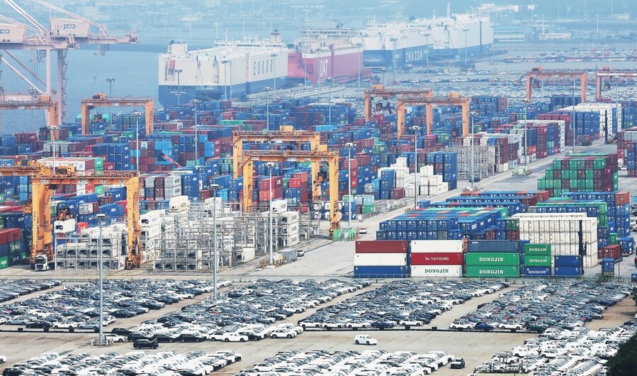 ▲ 경기도 평택항에 컨테이너가 쌓여 있는 모습.ⓒ연합뉴스