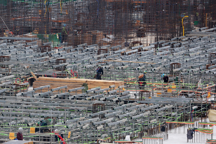 ▲ 서울 시내 한 아파트 건설 현장에서 작업자들이 작업을 하고 있다. ⓒ연합뉴스