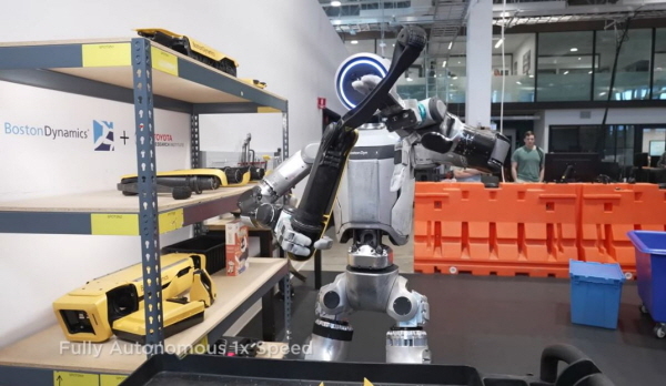▲ 20일 보스턴다이내믹스가 공개한 영상에서 아틀라스가 스팟 다리 부품을 들어 접는 동작을 구현하는 모습. ⓒ보스턴다이내믹스 유튜브 캡쳐
