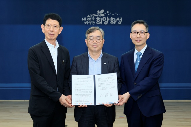 ▲ 조승문 제2부시장, 홍성식 근로복지연구원장, 박철수 화성시연구원장이 협약서를 들고 기념촬영을 하고 있다ⓒ화성시 제공