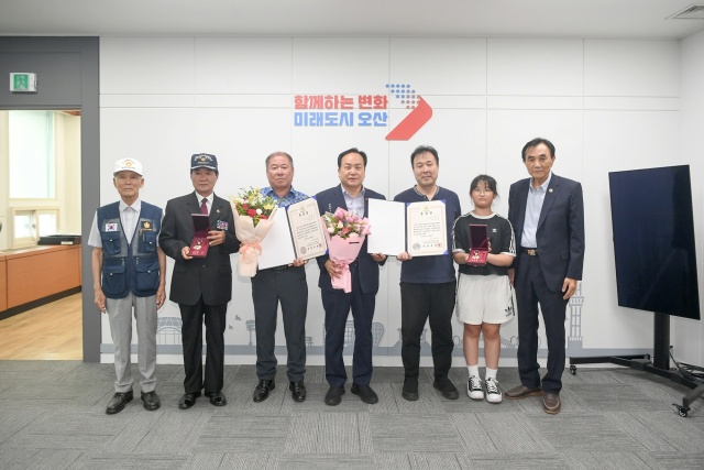 ▲ 6·25전쟁 참전유공자 유가족에 화랑무공훈장 전수ⓒ오산시 제공