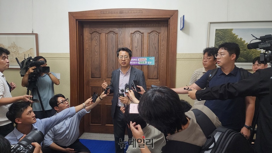 ▲ 김병태 충북도 대변인이 21일 도청 도지사실 앞에서 충북경찰청의 압수수색과 관련해 입장을 발표하고 있다.ⓒ양승갑 기자