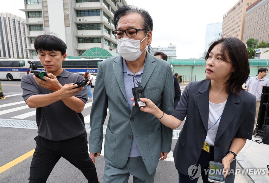 ▲ 영장심사를 포기한 건진법사 전성배 씨가 21일 민중기 특별검사팀 사무실이 마련된 서울 종로구 KT 광화문빌딩 웨스트에서 대기하기 위해 출석하고 있다. ⓒ연합뉴스 제공