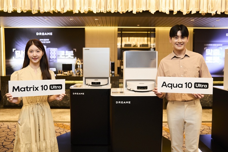 ▲ 모델들이 오늘 공개된 신제품 2종 앞에서 포즈를 취한 모습. ⓒ드리미