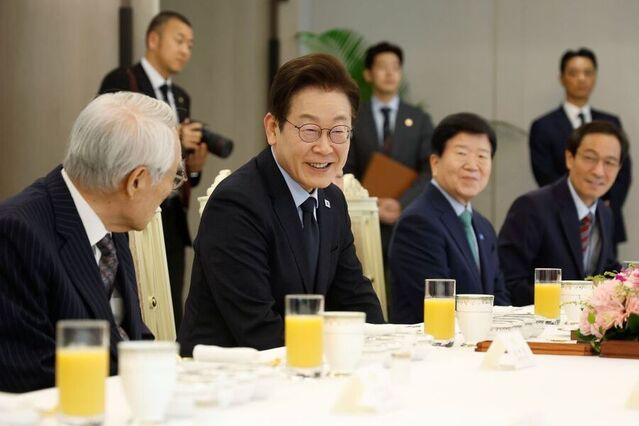 ▲ 이재명 대통령이 21일 서울 용산 대통령실 청사에서 열린 더불어민주당 상임고문단과 오찬 간담회에서 발언하고 있다. ⓒ뉴시스