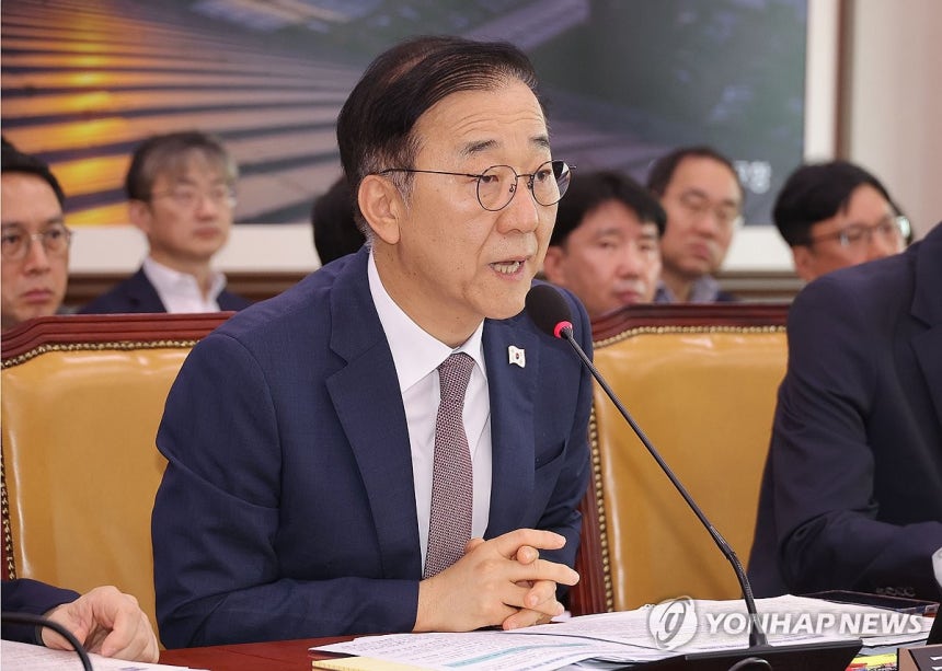 ▲ 김윤덕 국토교통부 장관이 21일 국회에서 열린 국토교통위원회 전체회의에 참석해 의원 질의에 답변하고 있다. ⓒ연합뉴스