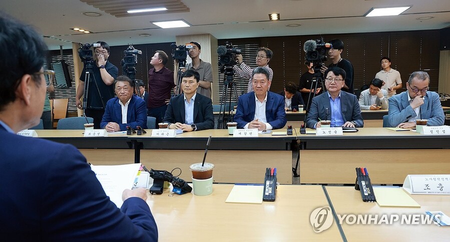 ▲ 권창준 고용노동부 차관이 21일 서울 중구 서울지방고용노동청에서 열린 철강·조선·자동차 기업 CEO 간담회에 참석, 노조법 2·3조 개정안(노란봉투법)과 관련해 발언하는 가운데 최준영 기아 대표이사(왼쪽부터), 이희근 포스코 대표이사, 서강현 현대제철 대표이사, 노진율 HD현대중공업 대표이사, 정인섭 한화오션 사장이 이를 듣고 있다. ⓒ연합뉴스