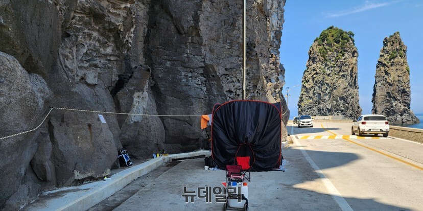 ▲ 자연이 허락해 문 열린섬, 일명 자물섬 울릉도의 관광명소 삼선암 일대가 무질서한 캠핑족들로 몸살을 앓고 있다.ⓒ뉴데일리