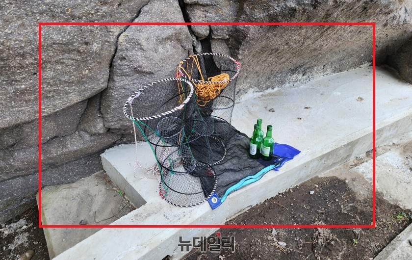 ▲ 한쪽에는 통발과 술병이 나뒹굴고 있다.ⓒ뉴데일리