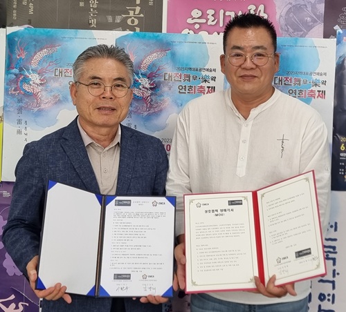 ▲ 김경태 국제다문화미래전략진흥원 이사장(오른쪽)과 이환수 한국국악협회 대전지회장이 지난 21일 국악과 풍물을 활용해 다문화가정 학생들의 정서 함양을 위한 업무협약을 체결한 뒤 기념촬영을 하고 있다.ⓒ제다문화미래전략진흥원