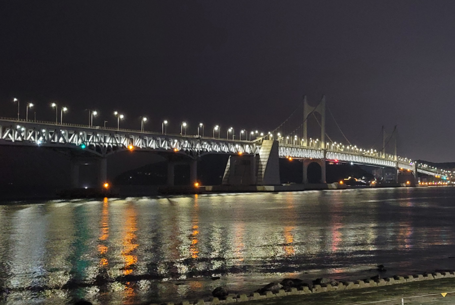 ▲ 지난해 에너지의 날 광안대교 소등 모습.ⓒ부산시설공단