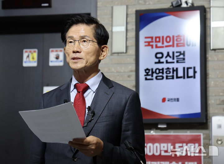 ▲ 김문수 국민의힘 당대표 후보가 21일 서울 여의도 중앙당사 1층 로비에서 '특검 불법부당 당원명부 탈취 저지 국민보고' 기자회견을 열고 발언하고 있다. ⓒ뉴시스