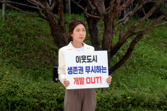 ▲ 동탄물류센터, 백지화 촉구 릴레이 1인 시위ⓒ오산시의회 제공