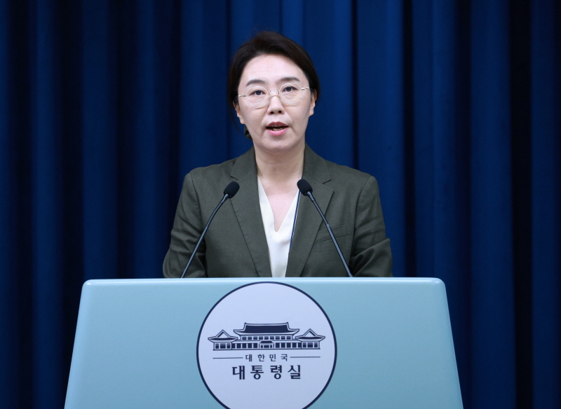 ▲ 강유정 대변인이 19일 서울 용산 대통령실 청사에서 경제단체 및 기업인 간담회 관련 브리핑을 하고 있다. ⓒ뉴시스