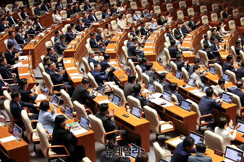 ▲ 더불어민주당 의원들이 지난 5일 오후 국회 본회의에서 방송법 일부개정법률안이 가결되자 박수를 치고 있다. ⓒ서성진 기자