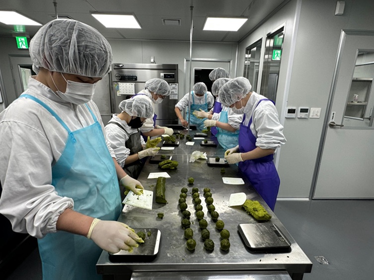 ▲ 이화학당이 설립한 자회사형 장애인표준사업장 이수매니지먼트 소속 발달장애 사원들이 일터에서 근무하는 모습.ⓒ이화여대