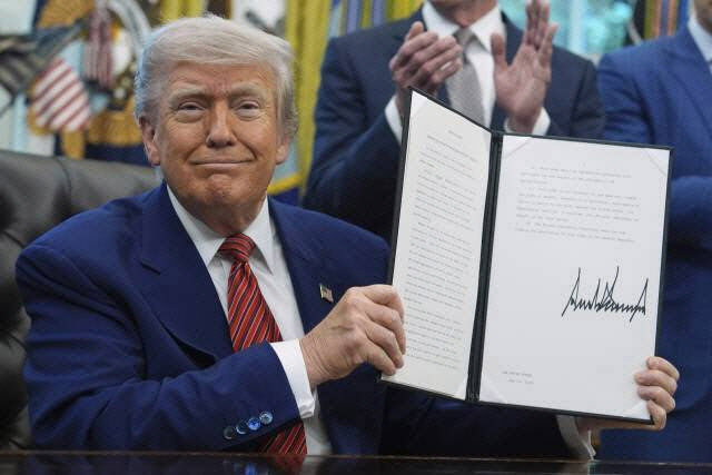 ▲ 도널드 트럼프 미국 대통령이 지난 5월 23일(현지시간) 워싱턴 D.C. 백악관에서 원전 건설 지원 행정명령에 서명한 후 이를 들어보이고 있다. ⓒAP=연합뉴스