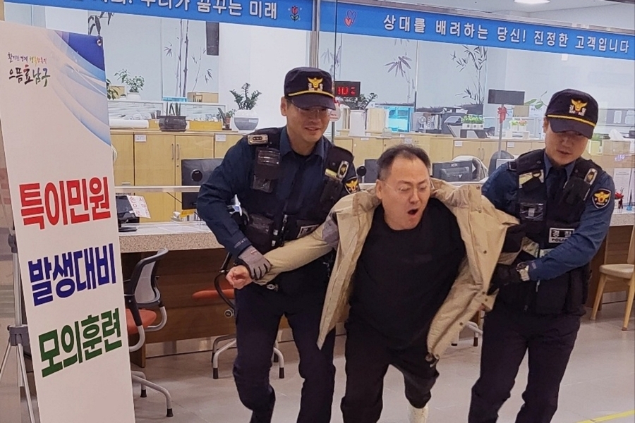 ▲ 특이민원 발생 대비 모의훈련ⓒ광주시 남구청 제공