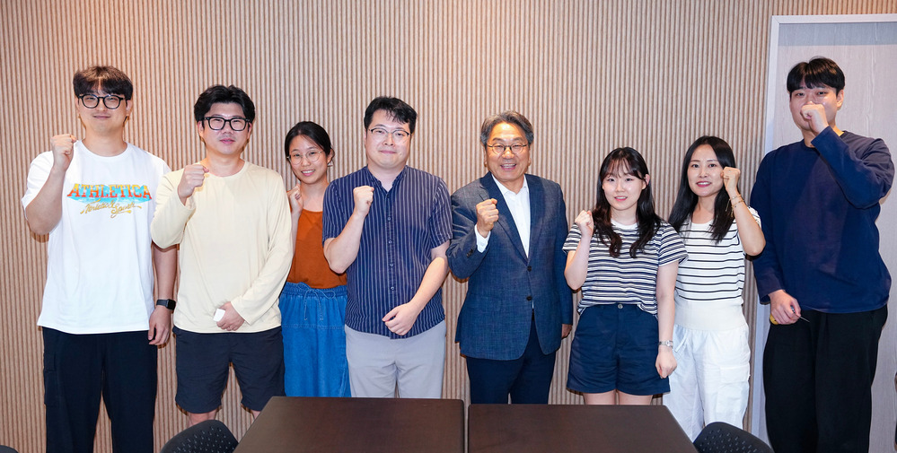 ▲ 강기정 광주광역시장이 지난 18일 오후 소프트웨어 개발기업 레피소드㈜를 찾아 광주청년일경험드림 사업에 참여해 취업직무경험 중인 청년 등 직원들과 대화를 나눈 뒤 기념촬영을 하고 있다.ⓒ광주광역시 제공