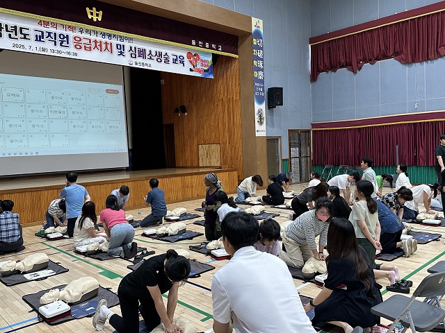 ▲ 선린대학교는 경상북도 유·초·중등 교원 및 교육 전문직원을 대상으로 응급의료관련법령, 심정지 원인과 심폐소생술 실습, 자동제세동기를 이용한 실습, 기도폐쇄처치법 등을 교육했다.ⓒ선린대