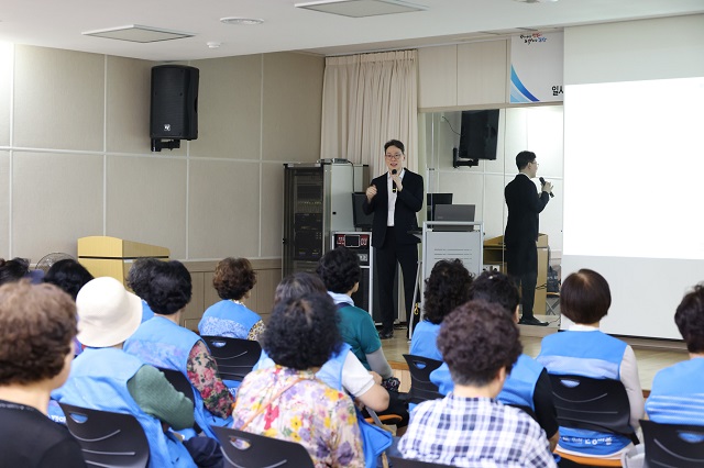 ▲ 포항세명기독병원 지역심뇌혈관질환센터 서정훈 과장이 21일 해도어르신행복센터에서 주민 대상으로 강의를 하고 있다.ⓒ세명기독병원