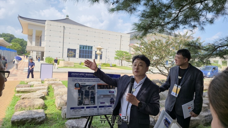 ▲ 김상철 APEC 지원단장이 국립경주박물관에 건립중인 만찬장에 대해 언론인에게 설명하고 있다.ⓒ뉴데일리