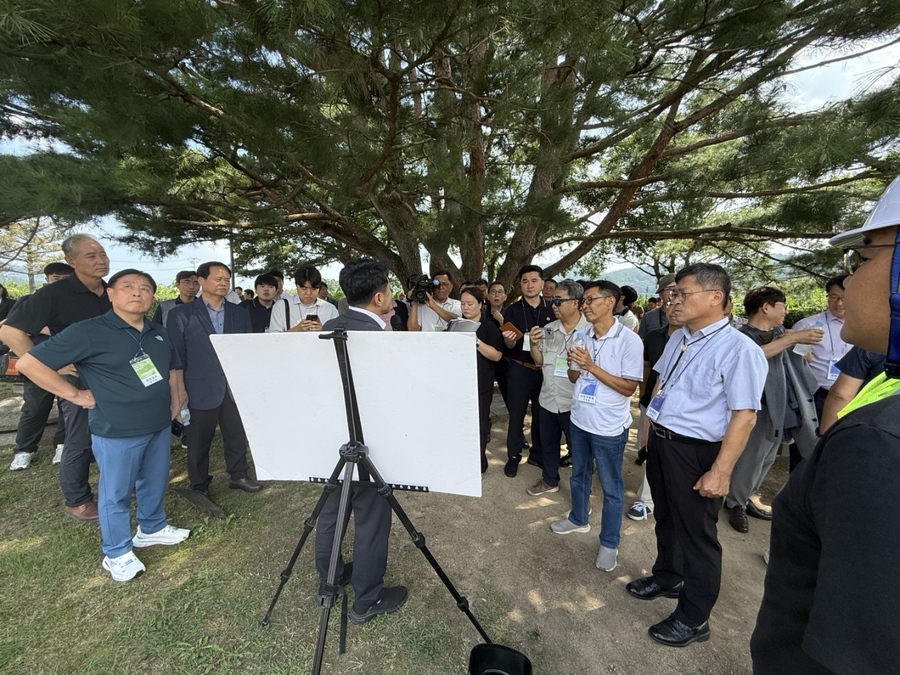 ▲ 이날 행사는 경주 힐튼호텔에서 준비 상황 브리핑을 시작으로 정상회의장으로 사용되는 경주화백컨벤션센터, 국내외 홍보를 위한 국제미디어센터, 국립경주박물관에 건립 중인 만찬장, 세일즈 경북 무대를 만들어 줄 경제 전시장, 정상급 숙소인 PRS 방문 순으로 진행됐다.ⓒ경북도