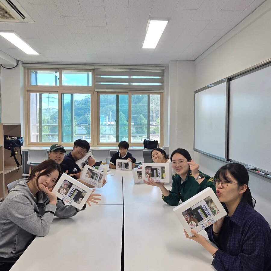 ▲ 영양군(군수 오도창) 청소년상담복지센터는 2026학년도 대학수학능력시험을 80여일 앞둔 고3 수험생들에게‘수능 응원키트’를 배부했다.ⓒ영양군