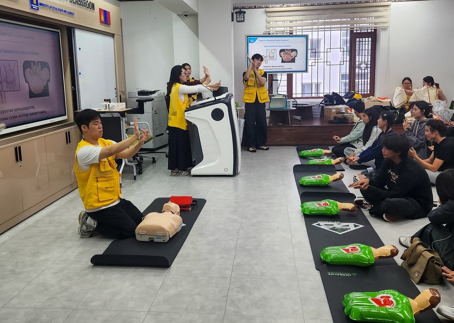 ▲ 19일부터 20일까지 양일간 몽골 울란바토르 제21공립학교에서 한달빛글로컬보건연합대학(대구보건대, 대전보건대, 광주보건대) 봉사단이 현지 학생 150여 명을 대상으로 심폐소생술(CPR) 교육을 실시하고 있다.ⓒ대구보건대
