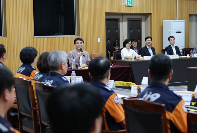 ▲ 김진태 강원특별자치도지사가 21일 춘천소방서를 방문해 근무 중인 소방공무원을 격려하고 야간출동 간식비를 기존 4000원에서 전국 최초이자 최고 수준인 6000원으로 인상하는 방안을 추진한다. ⓒ강원특별자치도