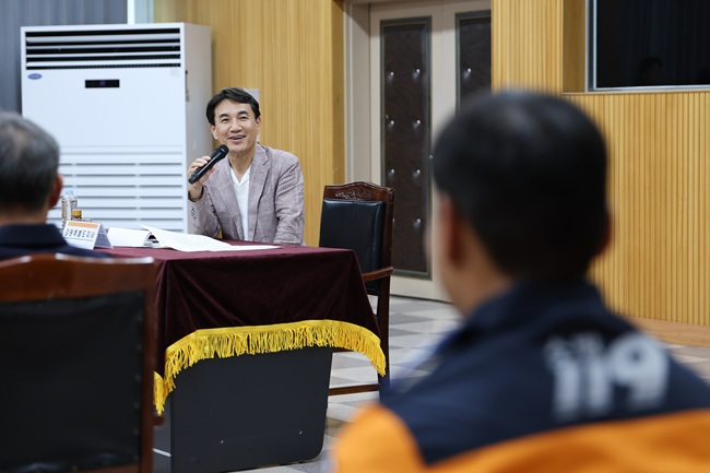 ▲ 김진태 강원특별자치도지사가 21일 춘천소방서를 방문해 근무 중인 소방공무원을 격려하고 야간출동 간식비를 기존 4000원에서 전국 최초이자 최고 수준인 6000원으로 인상하는 방안을 추진한다. ⓒ강원특별자치도