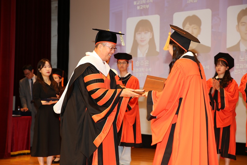 ▲ 윤재웅 동국대 총장이 2025년 가을 학위수여식에서 성적우수자에게 시상하고 있다.ⓒ동국대