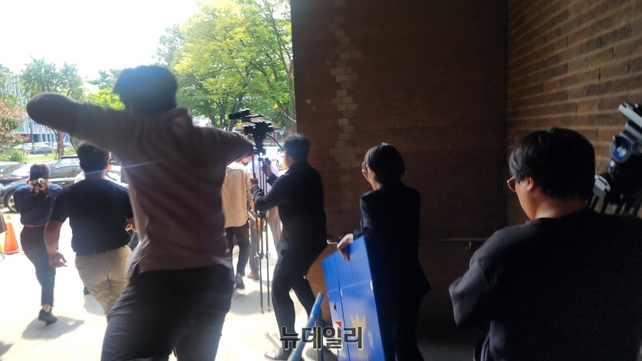 ▲ 충북경찰청 소속 경찰관들이 김영환 충북도지사의 청탁금지법 위반 등과 관련해 21일 오전 충북도청 도지사실 등에 대한 압수수색을 마친 뒤 도청을 빠져나가고 있다.ⓒ양승갑 기자