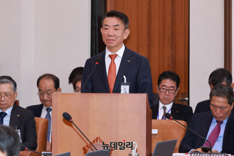 ▲ 경북 청도군 경부선 철로에서 발생한 열차 사고로 한국철도공사(코레일) 책임론이 불거지자 한문희 사장이 사의를 표명했다. 21일 코레일에 따르면, 한 사장은 전날 국토교통부에 사의를 표한 뒤 이날 사고 현장을 찾아 