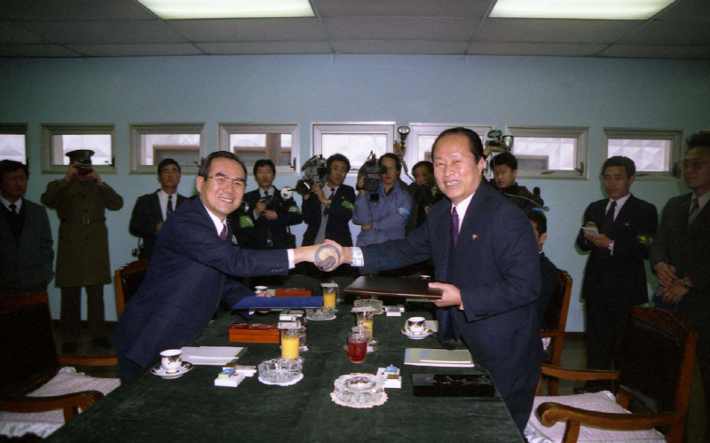 ▲ 1992년 1월 14일 남북은 임동원 통일원(현 통일부) 차관과 최우진 외무성 부상이 각각 참석한 가운데 판문점 중립국감독위원회 회의실에서 남북한의 총리가 서명한 비핵화공동선언 문본을 교환했다. ⓒ국가기록원