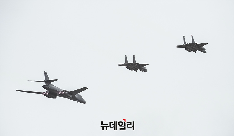 ▲ 미 공군 B-1B 폭격기가 2024년 10월 1일 오전 서울공항에서 열린 건군 제76주년 국군의날 기념식에서 대한민국 공군 F-15K의 호위를 받으며 저공비행을 선보이고 있다. ⓒ서성진 기자
