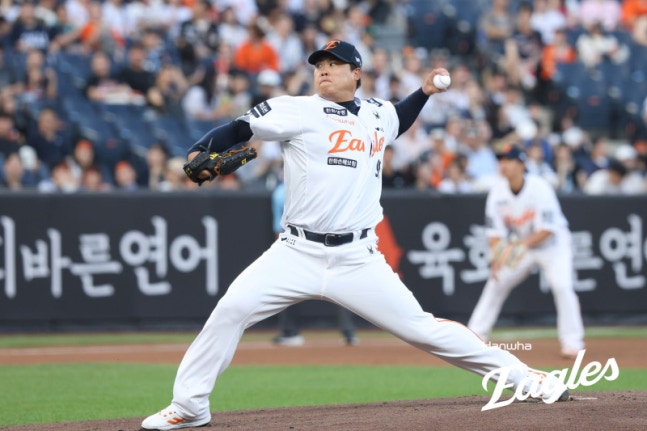 ▲ 류현진이 두산 박계범에게 만루홈런을 허용하며 무너졌다.ⓒ한화 이글스 제공
