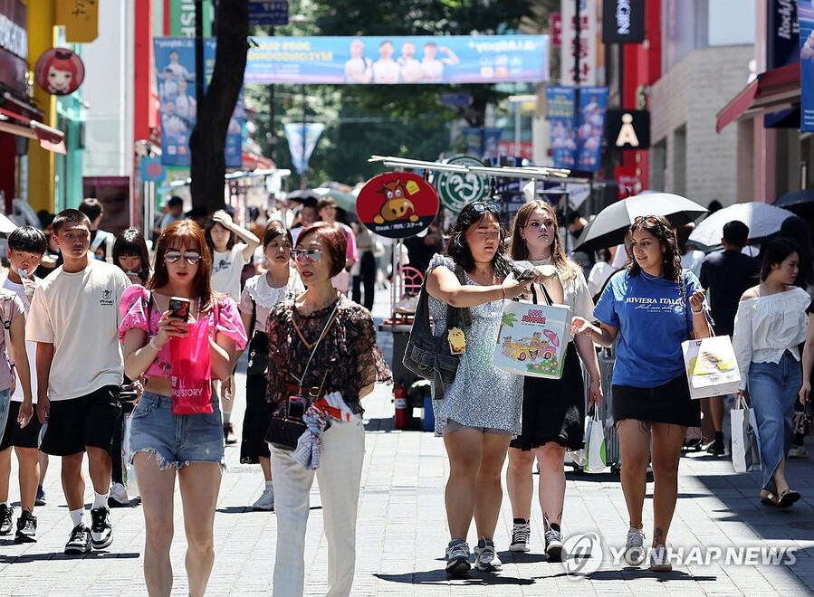 ▲ 외국인 관광객들이 명동 거리를 걷고 있다. ⓒ연합뉴스
