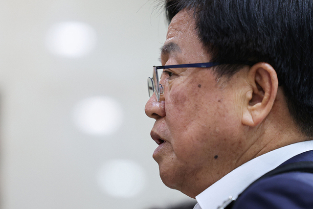 ▲ 최교진 사회부총리 겸 교육부장관 후보자가 지난 14일 서울 여의도 한국교육시설안전원에 마련된 인사청문회 준비 사무실로 출근하며 취재진 질의에 답하고 있다. ⓒ뉴시스