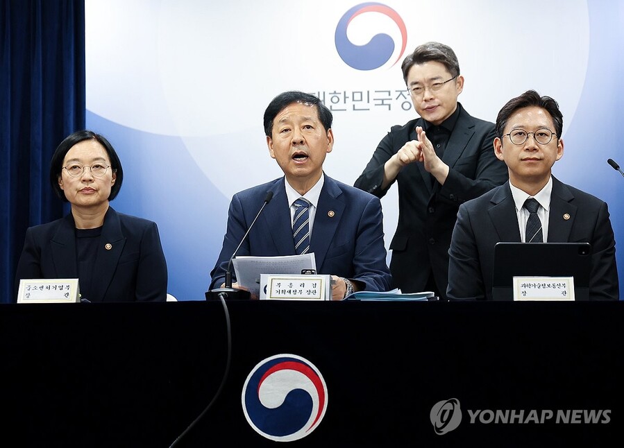 ▲ 구윤철 경제부총리 겸 기획재정부 장관이 22일 정부서울청사에서 열린 새정부 경제성장전략 관계부처 합동 브리핑에서 발언하고 있다. 왼쪽부터 한성숙 중소벤처기업부 장관, 구 부총리, 배경훈 과학기술정보통신부 장관. ⓒ연합뉴스