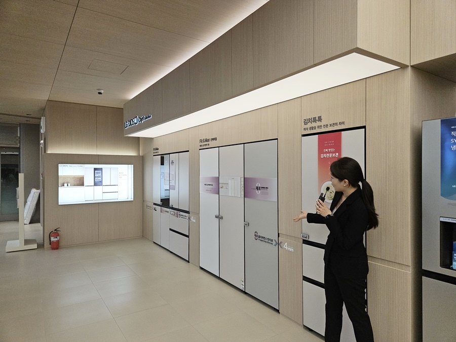 ▲ LG전자 관계자가 22일 오전 서울 강남구 청담동 'LG전자 플래그십 D5'에서 도슨트 투어를 진행하고 있다.ⓒ윤아름 기자