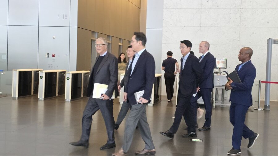 ▲ 이재용 삼성전자 회장이 22일 삼성전자 서초 사옥을 방문해 오찬을 함께 한 빌 게이츠 게이츠재단 이사장을 배웅하고 있다.ⓒ삼성전자