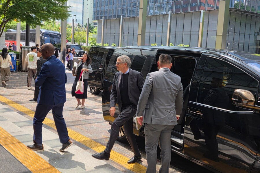 ▲ 빌 게이츠 게이츠재단 이사장(가운데)이 22일 이재용 삼성전자 회장과 오찬 미팅을 하기 위해 삼성전자 서초 사옥에 도착해 차량에서 내리고 있다.ⓒ삼성전자