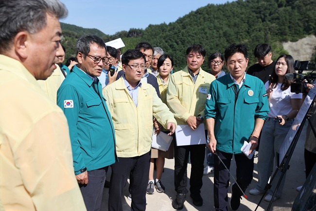 ▲ 김홍규 강릉시장은 22일 김성환 환경부 장관이 오봉저수지를 방문해 가뭄 상황을 점검하는 자리에서 시의 대응 현황을 브리핑하고 향후 정부 지원 사항을 건의했다. ⓒ강릉시