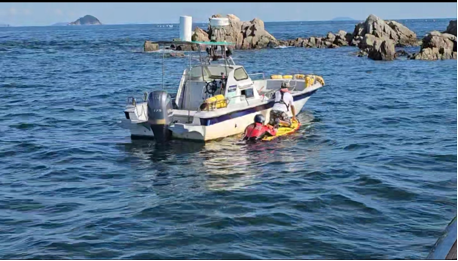 ▲ 태안해양경찰서 경찰관들이 태안군 가의도 인근 해상에서 죄초된 어선 승선원을 구조하고 있다.ⓒ태안해양경찰서