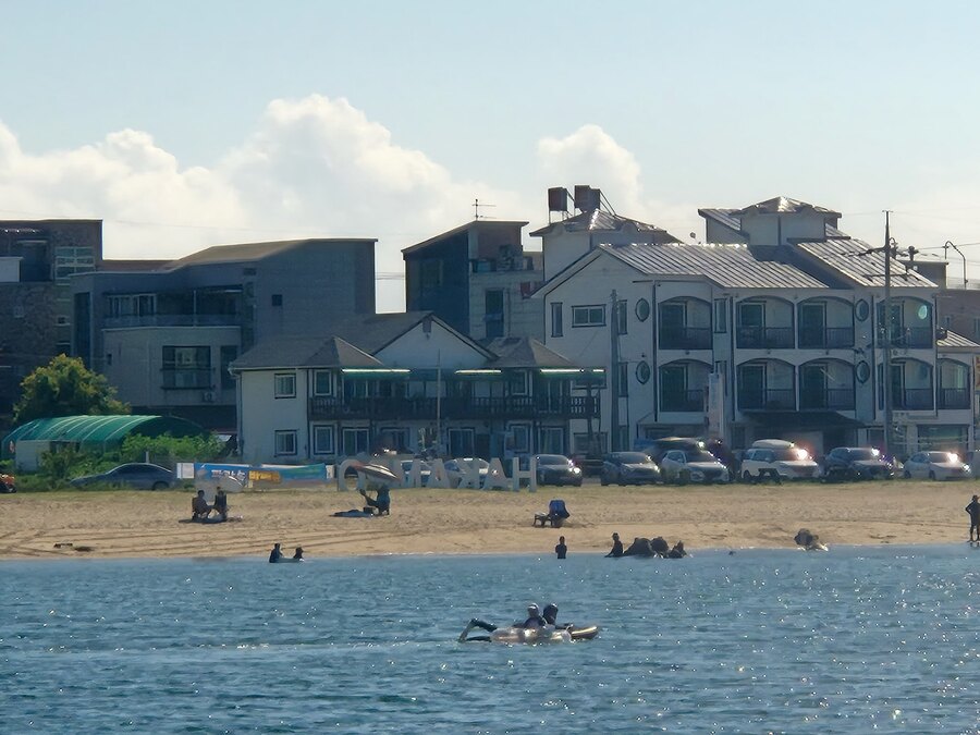 ▲ 태안해양경찰서는 22일 학암포해수욕장 튜브 표류자 2명 구조하는 장면.ⓒ태안해양경찰서