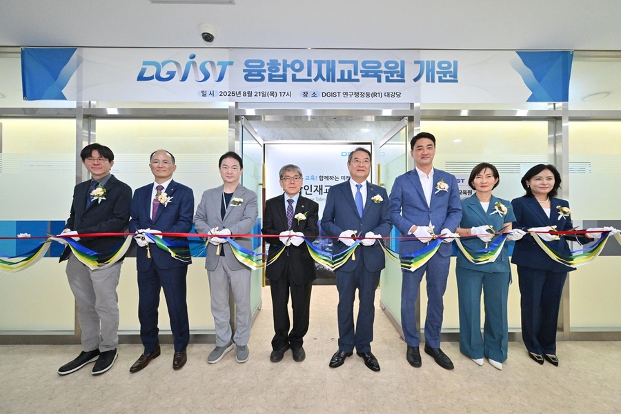 ▲ 달성군은 8월 21일 DGIST 과학창의학교 개강식을 개최했다.(좌측부터 정낙천 교무처장, 장진호 융복합대학장, 신경호 연구부총장, 석창원 융합인재교육원장, 이건우 DGIST 총장, 최재훈 달성군수, 정은주 달성부군수, 박은주 달성군 교육정책과장)ⓒ달성군