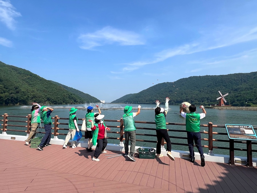 ▲ 지난 22일 송해공원 일대에서 새마을 회원 30여 명과 함께 유용미생물(EM) 흙공 1,500여 개를 던지는 환경정화 활동을 실시했다.ⓒ달성군